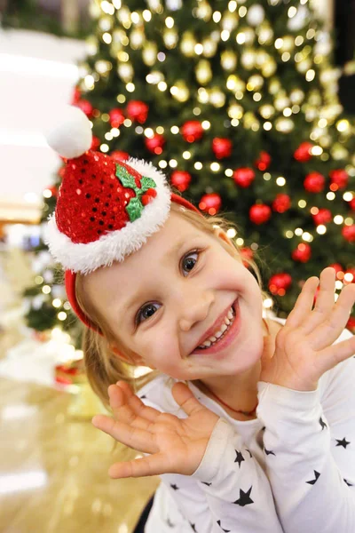 Bambina vicino all'albero di Natale — Foto Stock