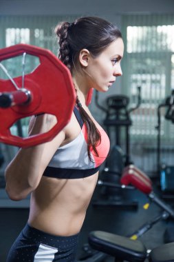 Halterli genç kadın. 