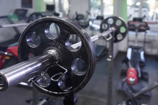 Barra de hierro en el gimnasio —  Fotos de Stock