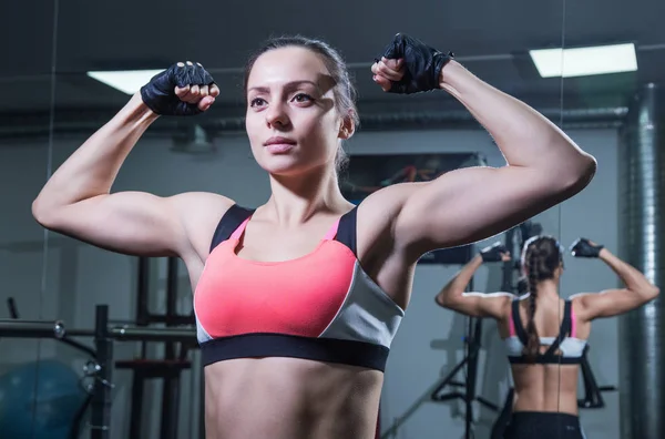 Femme est engagée dans la musculation — Photo