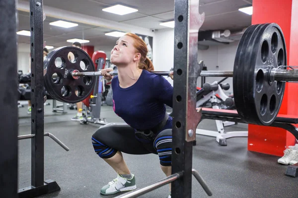 Spor salonunda kadın — Stok fotoğraf