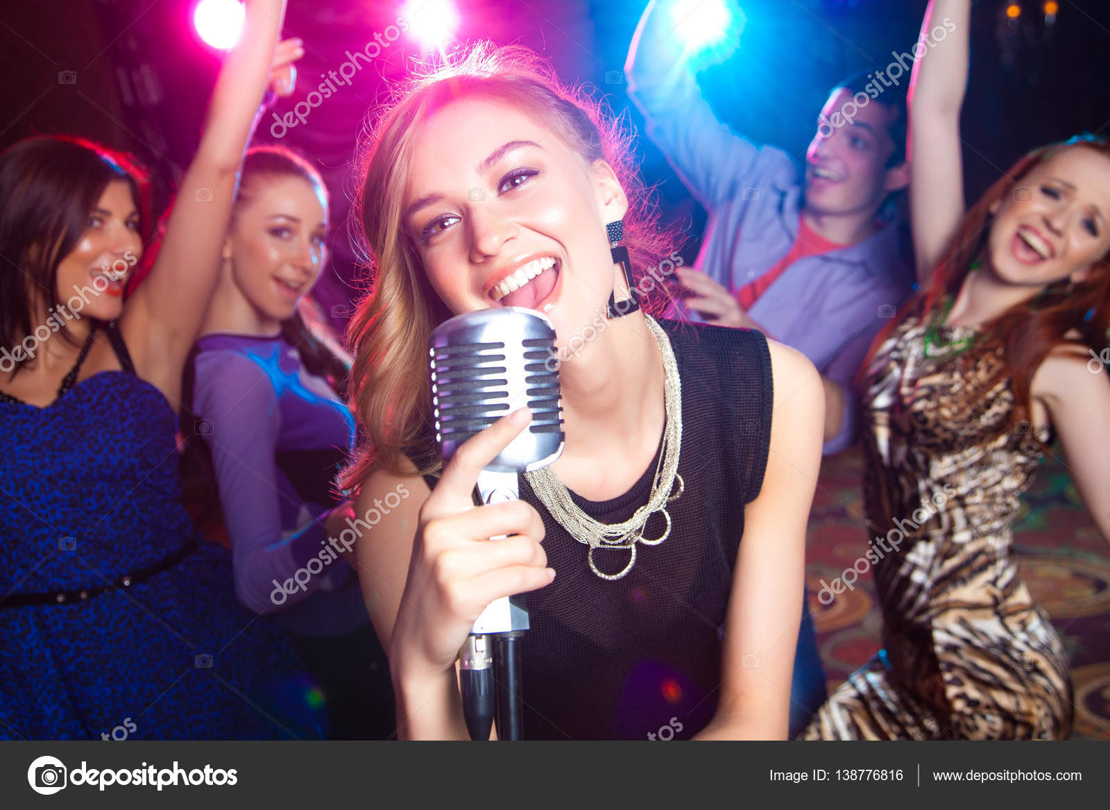 Песня она поет караоке. Караоке. Песня она поет караоке. Проснись и пой караоке. Я в моменте караоке.