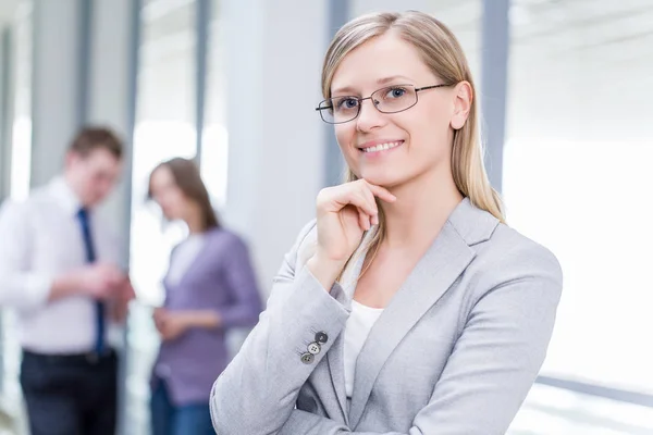 Vrouwelijke leider en team — Stockfoto