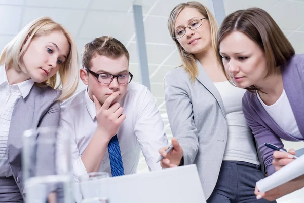 Zakenmensen die in team werken — Stockfoto