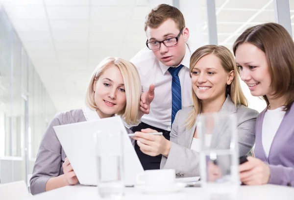 Affärsmän som arbetar i team — Stockfoto