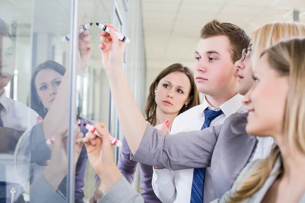 Zakenmensen die in team werken — Stockfoto