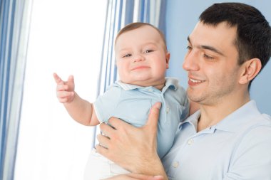 Yeni doğan çocuk ile genç Baba