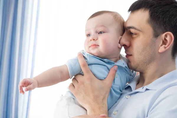 Junger Vater mit Neugeborenem — Stockfoto