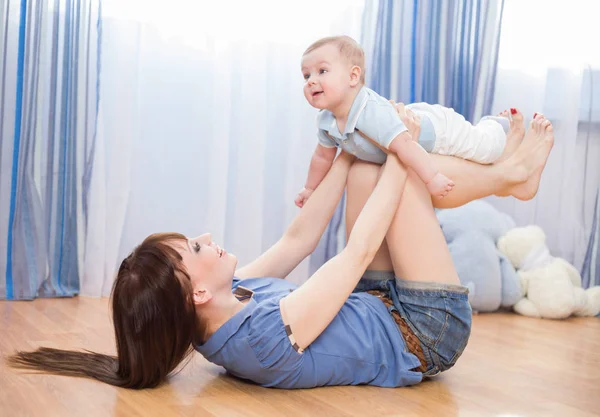 Madre sosteniendo bebé — Foto de Stock