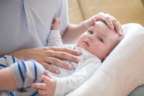 Father taking care of newborn baby — Stock Photo, Image