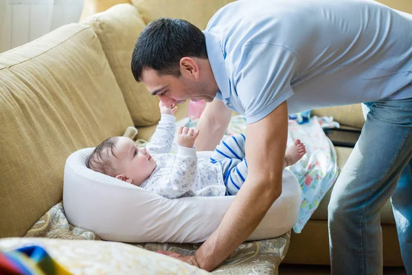 Father taking care of newborn baby — Stock Photo, Image