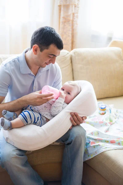 Father taking care of newborn baby — Stock Photo, Image