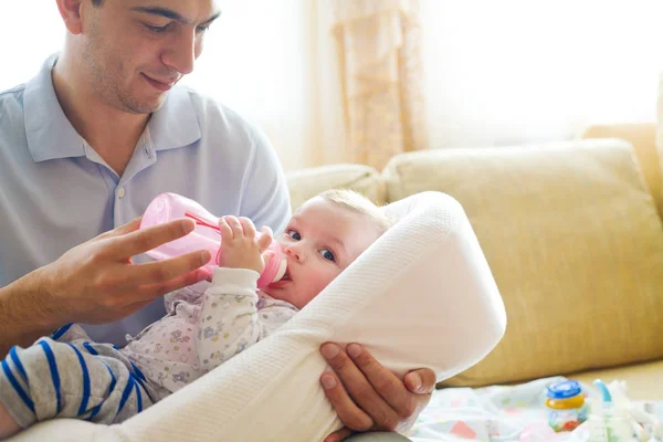 Father taking care of newborn baby — Stock Photo, Image