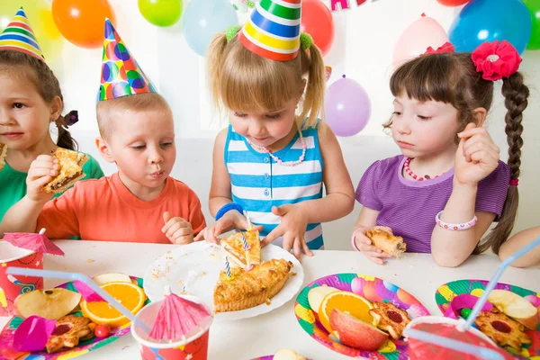 Feliz aniversário de crianças — Fotografia de Stock