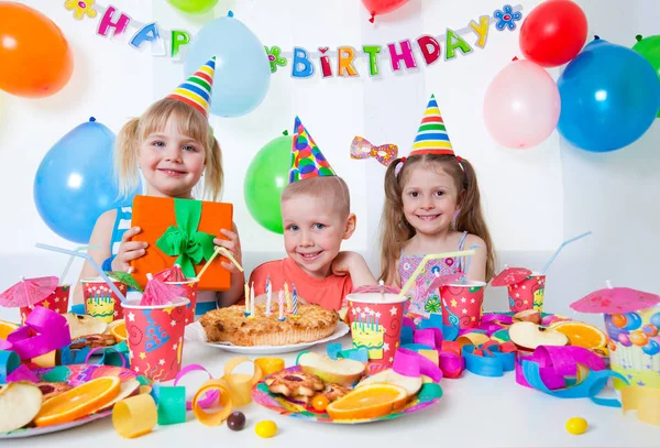День народження щасливі діти — стокове фото
