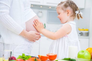 Hamile anne ile küçük kız