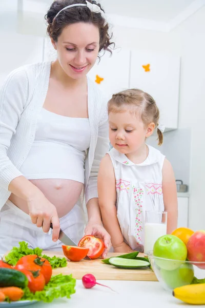 Mamma med dotter på kök — Stockfoto