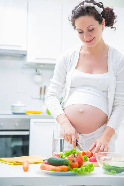 Donna incinta che cucina — Foto Stock