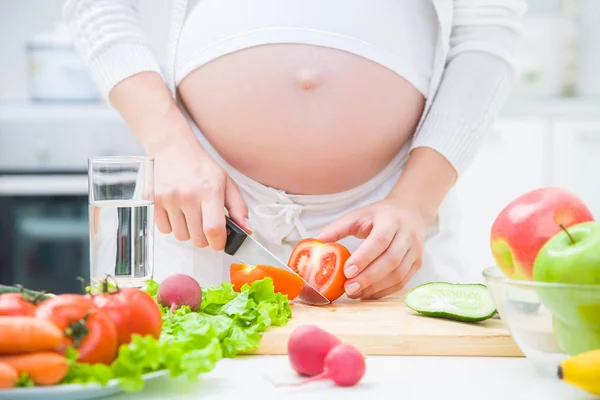 Těhotná žena, vaření — Stock fotografie