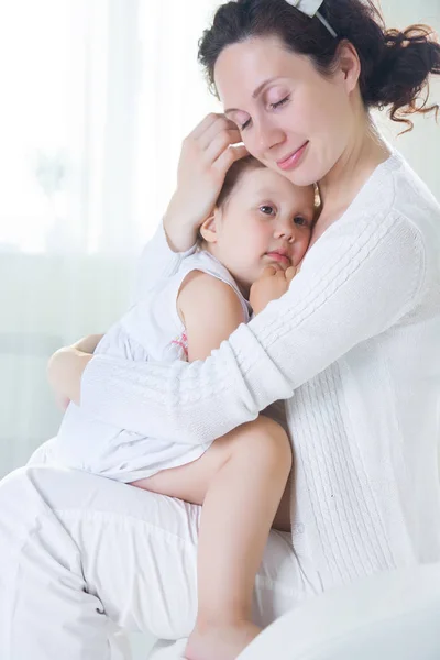 Gadis kecil dengan ibu — Stok Foto