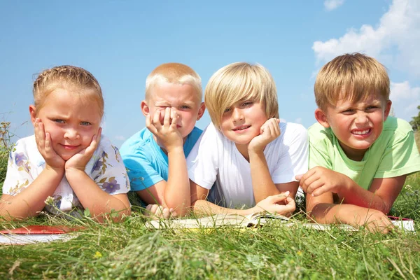 Kinderen op de zomer — Stockfoto