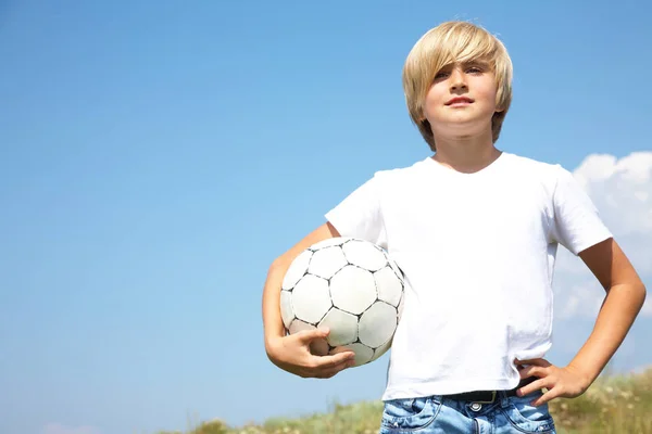 Unga fotbollsspelare med boll — Stockfoto