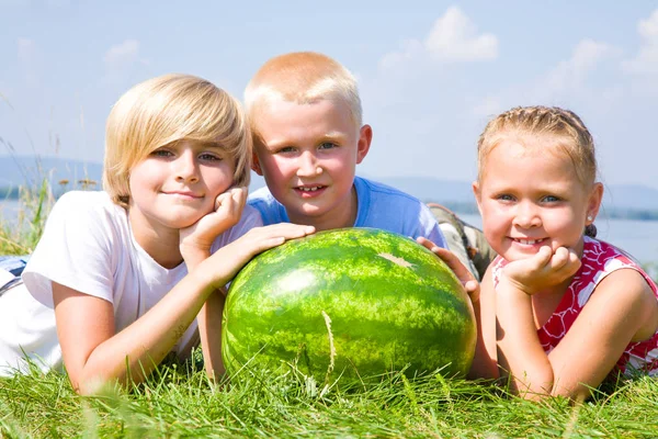 Szczęśliwe dzieci w okresie letnim — Zdjęcie stockowe