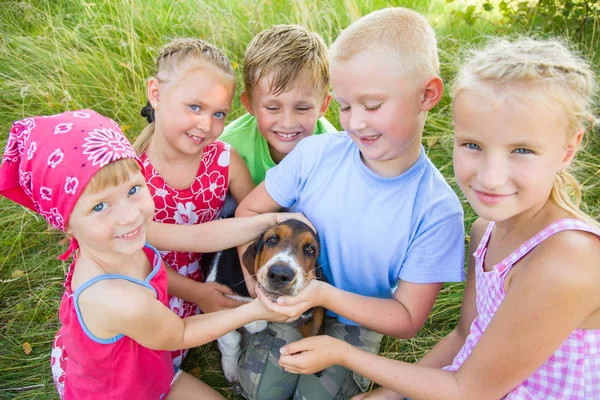 Barn och hund — Stockfoto