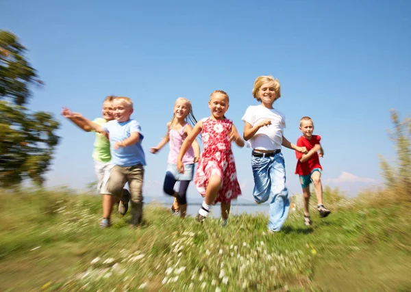 Niños felices en verano — Foto de Stock