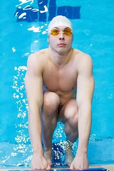 Uomo in piscina — Foto Stock