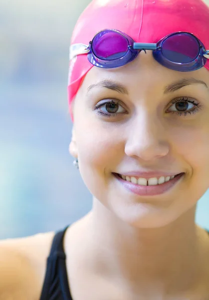 Menina bonita na piscina — Fotografia de Stock