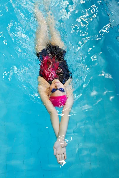 Zwemmende vrouw in het zwembad — Stockfoto