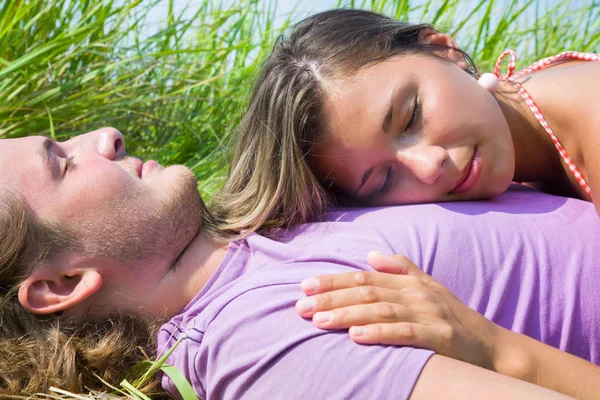 Jeune couple à la nature — Photo