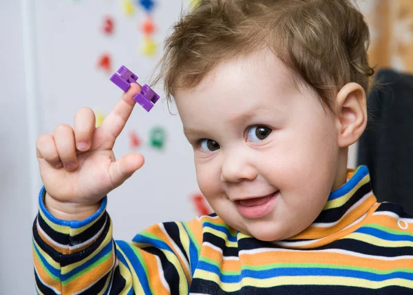 Çocuk çalış ve oyuncak harfler öğrenir — Stok fotoğraf