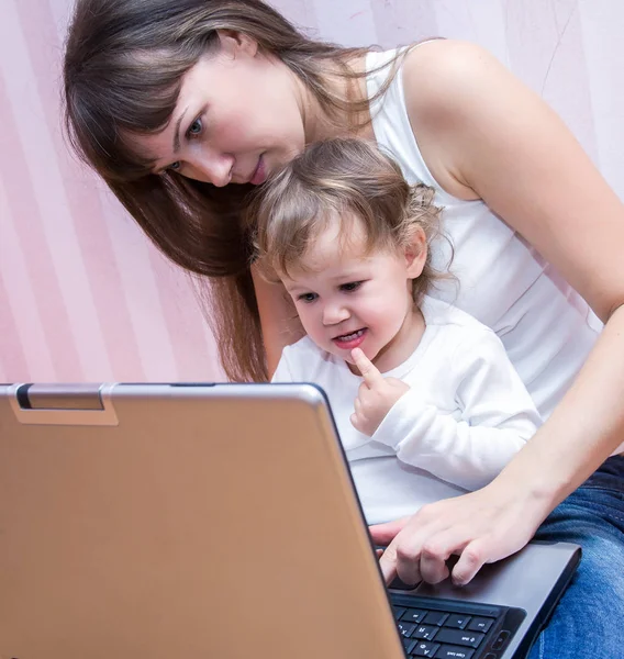 Mom with baby watching laptop — Stock Photo, Image