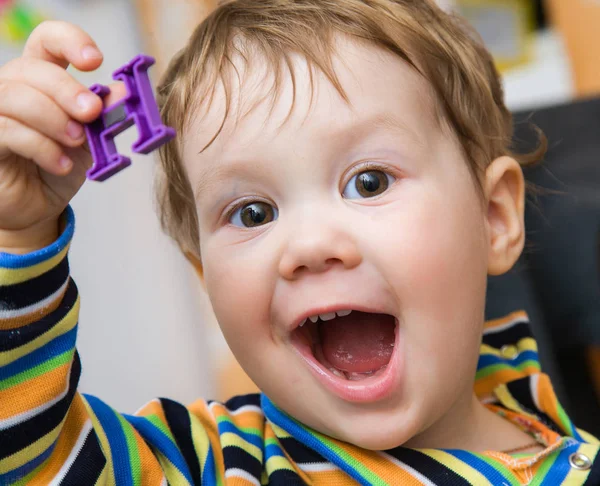 Dzieciak gra i poznaje litery zabawka — Zdjęcie stockowe