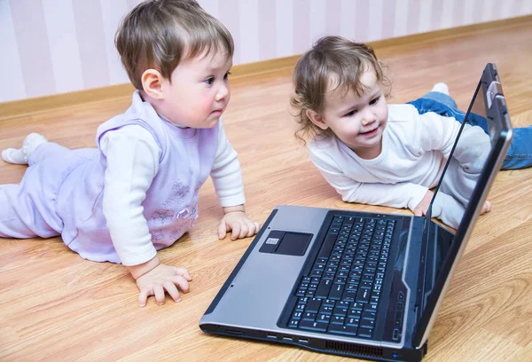 Crianças brincando com laptop — Fotografia de Stock