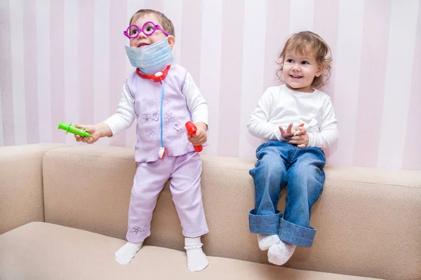 Pequenas meninas joga no médico — Fotografia de Stock