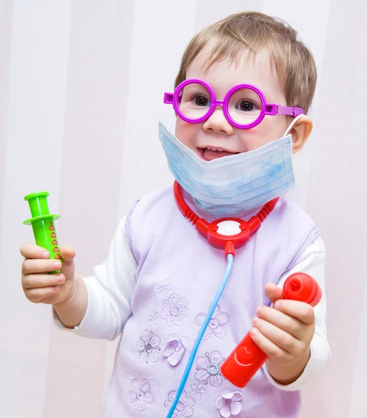 Menina criança brinca no médico — Fotografia de Stock