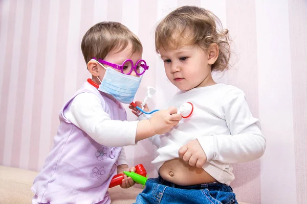 Pequenas meninas joga no médico — Fotografia de Stock