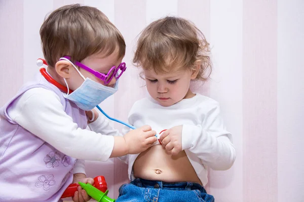 Kleine Mädchen spielen beim Arzt — Stockfoto