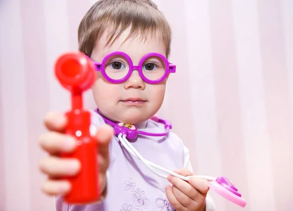 Liten flicka barn spelar på läkare — Stockfoto