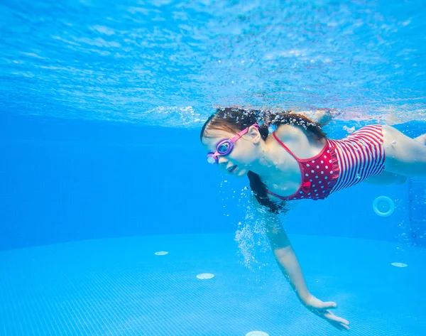 Маленька дівчинка плавання — стокове фото