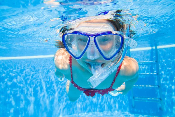 Petite fille nager sous l'eau dans la piscine — Photo