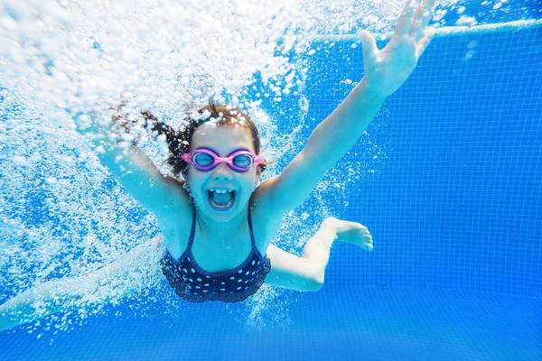 Bambina che gioca in piscina — Foto Stock