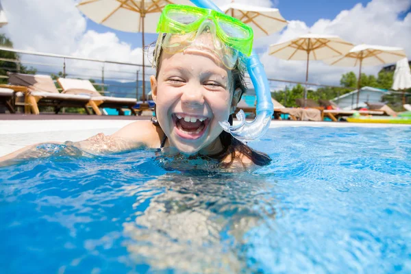 Kleines Mädchen spielt im Pool — Stockfoto