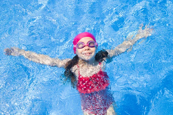 Niña en la piscina — Foto de Stock