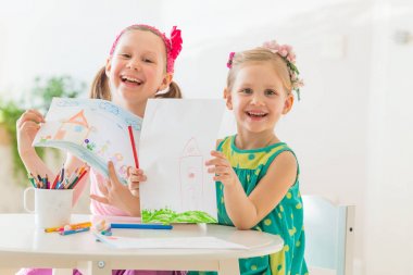 küçük kızlar çizim