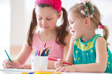 küçük kızlar çizim