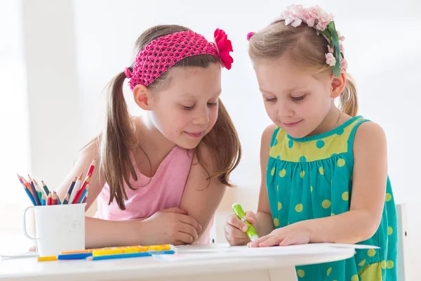 Маленькие девочки рисуют — стоковое фото